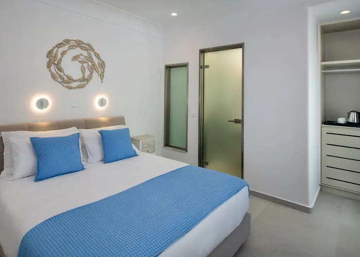 Break 2* Fira (Santorini)